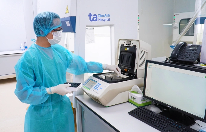 Kỹ thuật viên sử dụng hệ thống RT - PCR để xác định loại virus. Ảnh: Bệnh viện Đa khoa Tâm Anh
