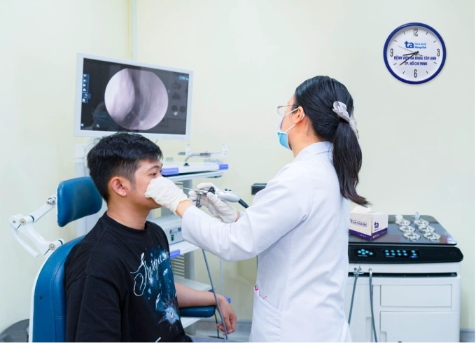 Bác sĩ Hằng nội soi mũi cho một người bệnh. Ảnh: Bệnh viện Đa khoa Tâm Anh