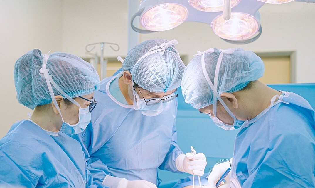Em bé chào đời từ tử cung được vá bằng lưới nhân tạo