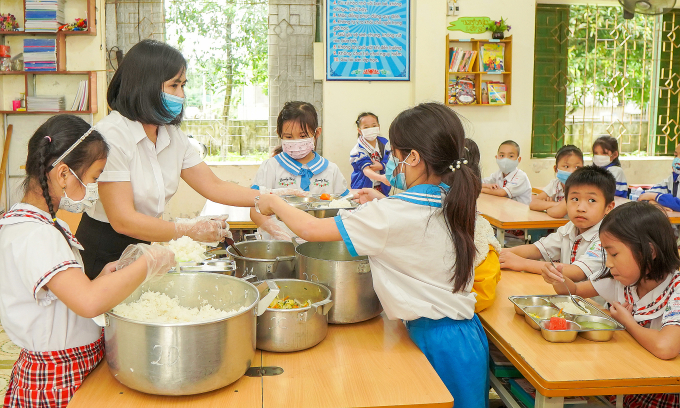 Trẻ ăn bữa trưa tại trường. Ảnh: Linh Nga