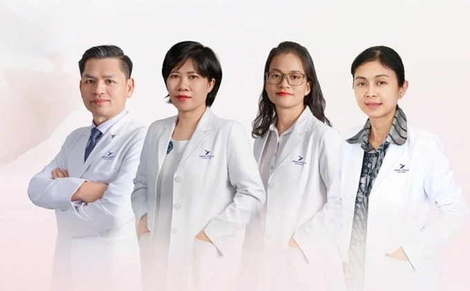 Ê-kíp bác sĩ thực hiện phẫu thuật và chăm sóc sau sinh cho mẹ và bé tại Bệnh viện Đa khoa Quốc tế Hạnh Phúc (từ phải sang trái): BSCKII. Trần Đức Tuấn - Phó khoa Sản - Phụ khoa; ThS.BS. Nguyễn Thị Tuyết Anh - Trưởng khoa Sản - Phụ khoa; ThS.BS. Hồ Thị Hoàng Anh - Bác sĩ Sản - Phụ khoa và ThS.BSCKI. Nguyễn Thị Thiên An - Trưởng khoa NICU. Ảnh: Hoàn Mỹ