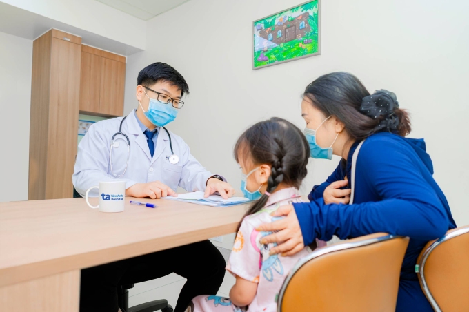 Bác sĩ Hiếu khám cho bệnh nhi. Ảnh minh họa: Bệnh viện Đa khoa Tâm Anh