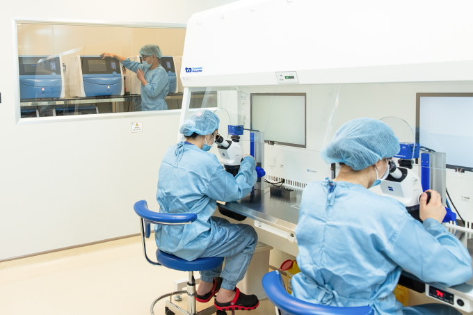 Chuyên viên phôi học thực hiện các kỹ thuật IVF chuyên sâu trong hệ thống phòng lab-trong-lab. Ảnh: Nguyễn Thắng