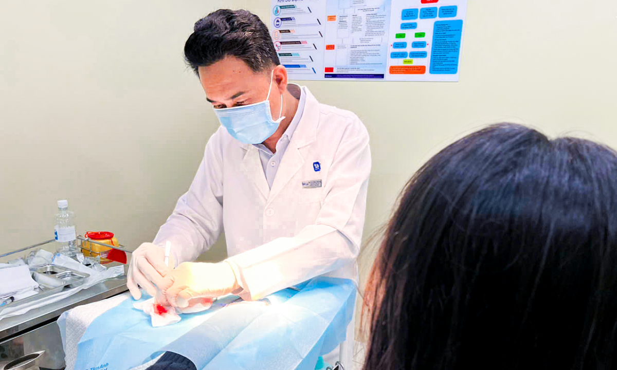 Bị chó nhà nuôi cắn trọng thương phải khâu 18 mũi