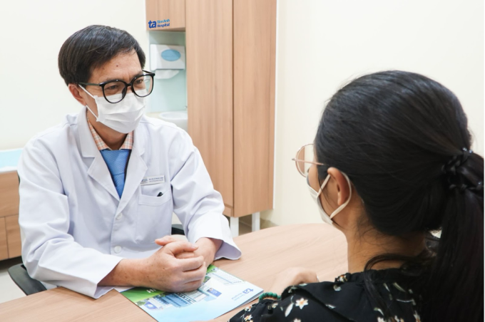 Bác sĩ Vinh tư vấn cho người bệnh. Ảnh minh họa: Bệnh viện Đa khoa Tâm Anh