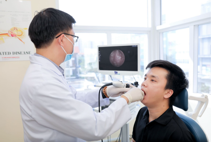 Bác sĩ Phát nội soi họng cho một người bệnh. Ảnh minh họa: Phòng khám Đa khoa Tâm Anh Quận 7