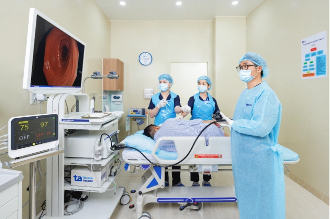 Bác sĩ Duy nội soi đại tràng cho bệnh nhân. Ảnh: Phòng khám Đa khoa Tâm Anh Quận 7