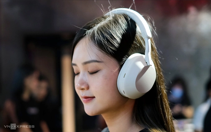 Tiếp xúc nhiều lần với nhạc lớn, đặc biệt là qua tai nghe, có thể gây tổn thương thính giác vĩnh viễn, đồng thời ảnh hưởng não bộ. Ảnh: Tuấn Hưng