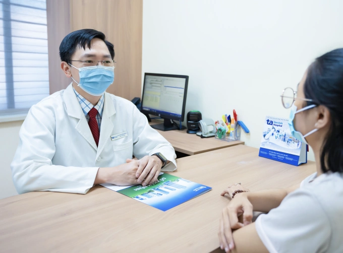 Bác sĩ Đạt tư vấn cho người đến khám. Ảnh: Bệnh viện Đa khoa Tâm Anh