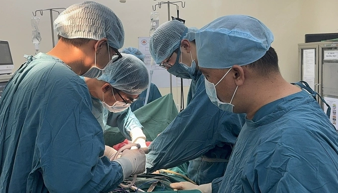 Các bác sĩ phẫu thuật cho bệnh nhân. Ảnh: Bệnh viện cung cấp