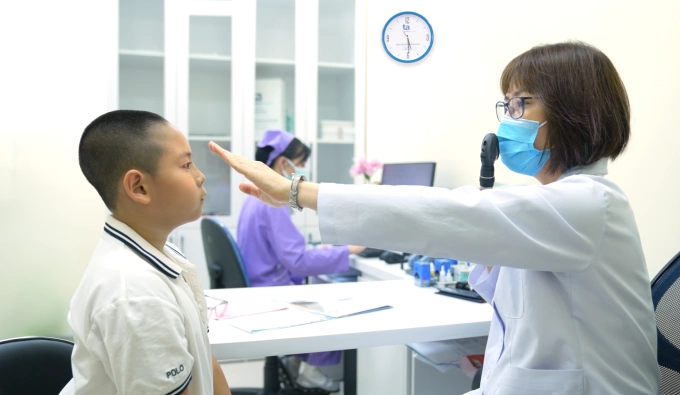 Bác sĩ kiểm tra, đánh giá tình trạng mắt cho bé trai. Ảnh: Bệnh viện Đa khoa Tâm Anh