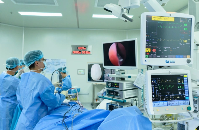 Bác sĩ phẫu thuật nội soi để lấy khối u tuyến yên cho người bệnh. Ảnh: Bệnh viện Đa khoa Tâm Anh