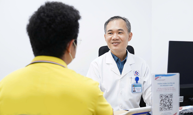 Bác sĩ tư vấn, thăm khám cho người đàn ông. Ảnh: Bệnh viện cung cấp