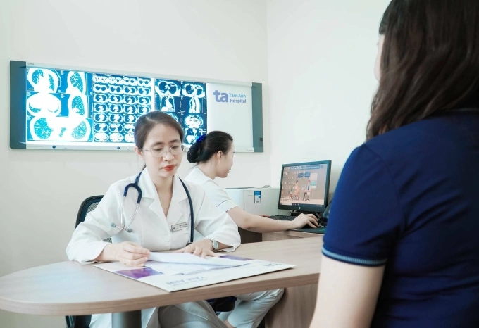 Bác sĩ Lã Quý Hương khám và tư vấn cho người bệnh. Ảnh: Bệnh viện Đa khoa Tâm Anh