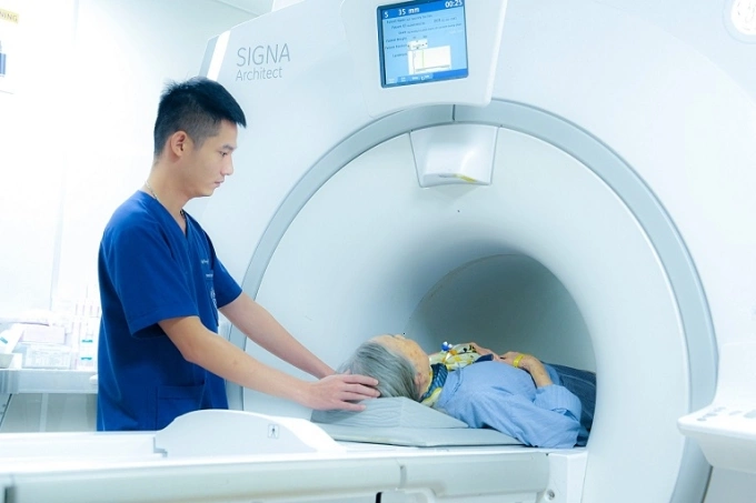 Bệnh nhân chụp CT ở Bệnh viện Bạch Mai. Ảnh: Thế Anh