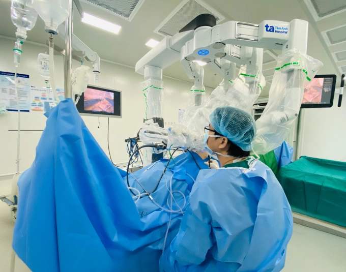 Các bác sĩ phẫu thuật cắt bỏ tuyến tiền liệt cho ông Bunna Sok nhằm triệt căn ung thư. Ảnh: Bệnh viện Đa khoa Tâm Anh