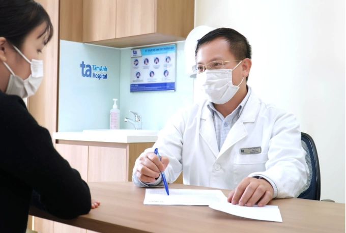 Bác sĩ Hải tư vấn cho bệnh nhân ung thư. Ảnh minh họa: Bệnh viện Đa khoa Tâm Anh