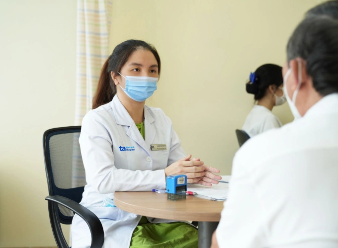 Bác sĩ Vân giải thích kết quả xét nghiệm cho người bệnh. Ảnh: Bệnh viện Đa khoa Tâm Anh