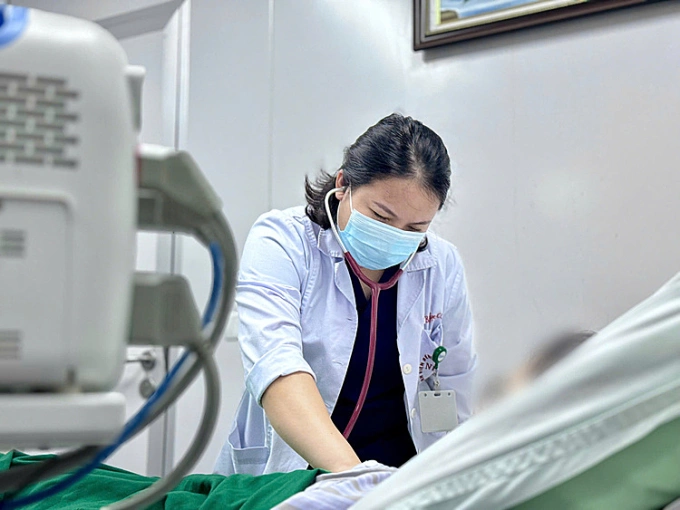 Bác sĩ điều trị cho bệnh nhân. Ảnh: Bệnh viện cung cấp