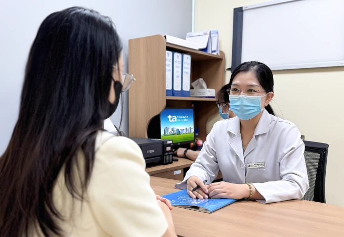 Bác sĩ Vân Anh tư vấn phác đồ điều trị cho người bệnh. Ảnh minh họa: Nguyễn Thắng
