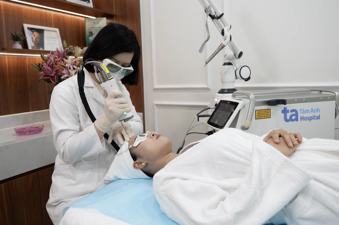 Bác sĩ khoa Da liễu điều trị nám bằng laser cho một phụ nữ. Ảnh: Bệnh viện Đa khoa Tâm Anh