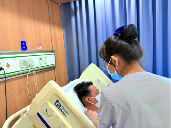 Điều dưỡng kiểm tra, chăm sóc vết mổ cho anh Khôi trước khi xuất viện. Ảnh: Bệnh viện Đa khoa Tâm Anh