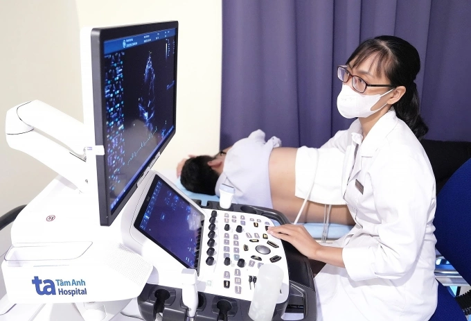 Bác sĩ Thảo siêu âm cho người bệnh. Ảnh: Bệnh viện Đa khoa Tâm Anh