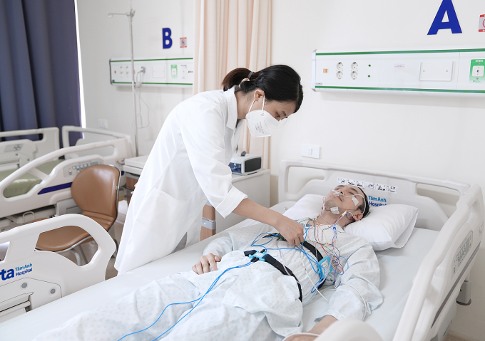 Bác sĩ kiểm đo đa ký giấc ngủ cho người bệnh. Ảnh: Bệnh viện Đa khoa Tâm Anh