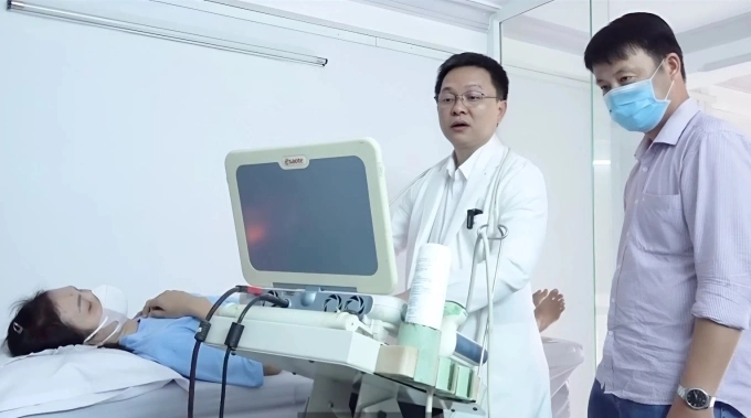 Bác sĩ Lê Thanh Phong thăm khám người bệnh. Ảnh: Lê Phương