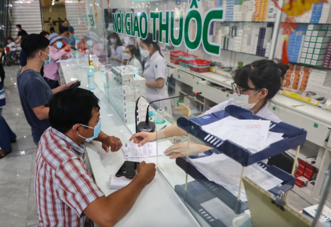 Bệnh nhân mua thuốc tại nhà thuốc bệnh viện ở TP HCM. Ảnh:Quỳnh Trần
