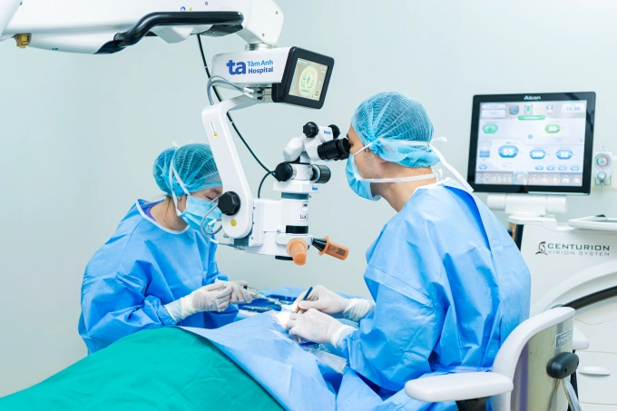 Bác sĩ thay thủy tinh thể cho bà Thanh. Ảnh: Bệnh viện Đa khoa Tâm Anh