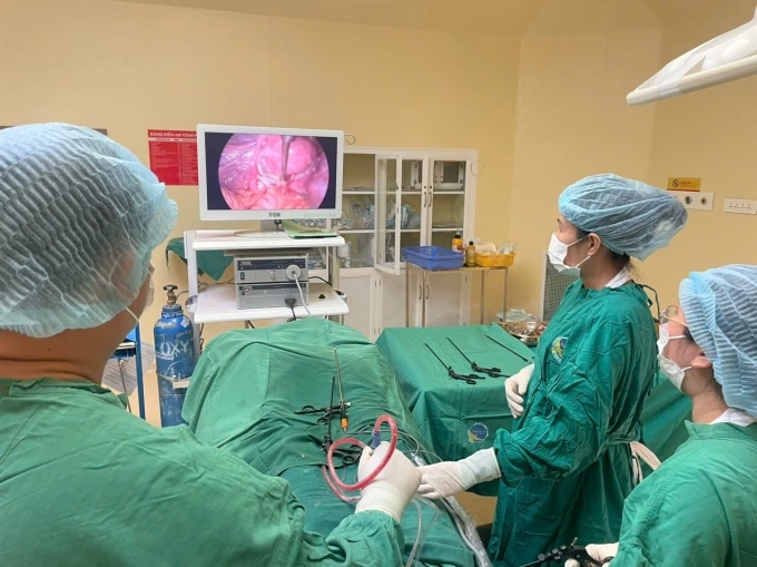 Êkíp phẫu thuật bóc tách khối u cho bệnh nhân. Ảnh: Bệnh viện cung cấp