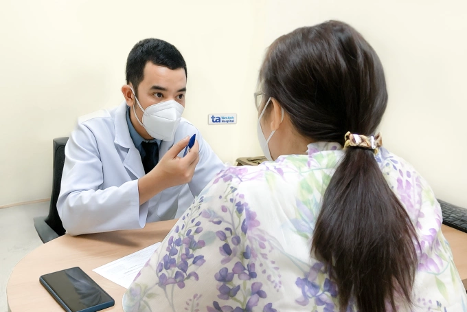 Bác sĩ Tùng tư vấn giảm cân cho chị Kim. Ảnh: Bệnh viện Đa khoa Tâm Anh