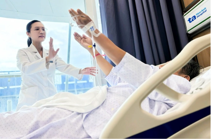 Bác sĩ khám và kiểm tra vận động tay cho bệnh nhân sau điều trị tái phát đột quỵ. Ảnh: Bệnh viện Đa khoa Tâm Anh