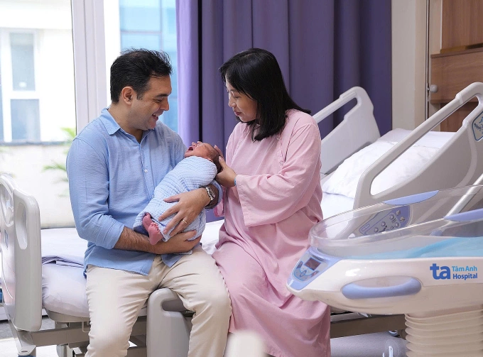 Gia đình chị Ly hạnh phúc bên con trai đầu lòng. Ảnh: Bệnh viện Đa khoa Tâm Anh Hà Nội