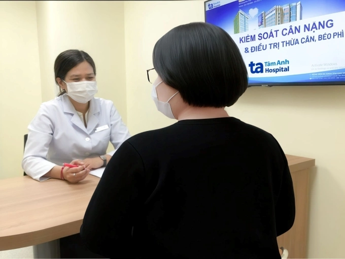 Bác sĩ Trâm đang tư vấn liệu trình giảm cân cho chị Nghi. Ảnh: Bệnh viện Đa khoa Tâm Anh