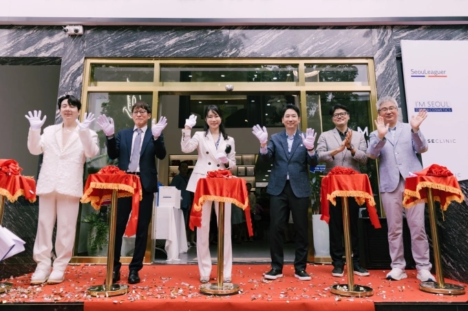 Lãnh đạo, khách mời cắt băng khánh thành tòa nhà mới, sáng 16/8. Từ phải qua: ông Hong Seong Beom - Chủ tịch Seouleaguer; ông Lee Jeong Hoon - Viện trưởng bệnh viện thẩm mỹ Seouleaguer; ông Seo Taewan - đại diện Daewon Việt Nam; bà Jang Hyang Mi - CEO Muse Clinic Vietnam; ông Jeong Jun Gyu - Giám đốc Tổ chức xúc tiến thương mại và đầu tư của Chính Phủ Hàn Quốc tại TP HCM; nhà sáng tạo nội dung Binixxam. Ảnh: Muse Clinic