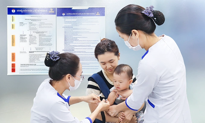 Phụ huynh đưa trẻ tiêm vaccine não mô cầu tại Hệ thống Tiêm chủng VNVC. Ảnh: Mộc Thảo