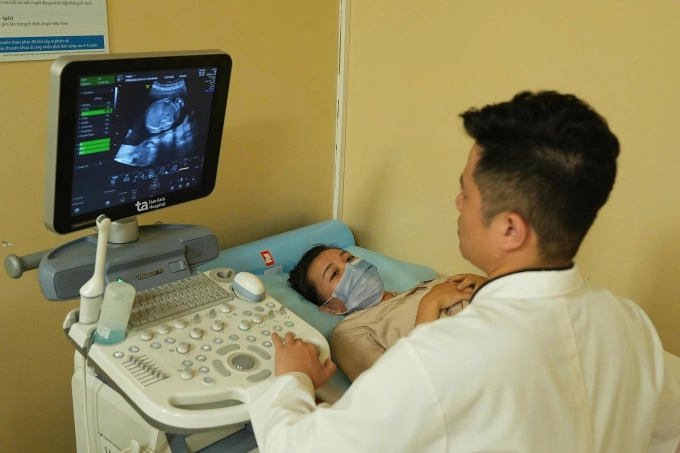 Bác sĩ Trung tâm Sản phụ khoa siêu âm cho một thai phụ. Ảnh: Bệnh viện cung cấp