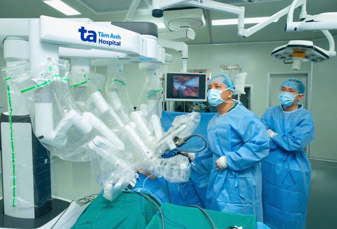 Robot Da Vinci Xi giúp bác sĩ tiếp cận vùng mổ rất sâu, hẹp, góc khuất bên trong rốn thận. Ảnh: Bệnh viện Đa khoa Tâm Anh