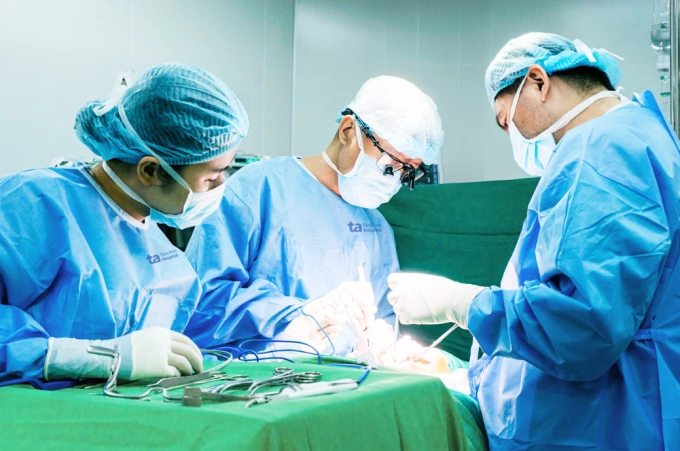 Bác sĩ Trông (giữa) và ê kíp khoa Ngoại Vú - Đầu Mặt Cổ, phẫu thuật cho người bệnh. Ảnh: Bệnh viện Đa khoa Tâm Anh