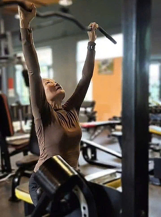 HÌnh ảnh cụ bà tập luyện gym hàng tuần. Ảnh: Ảnh cap màn hình