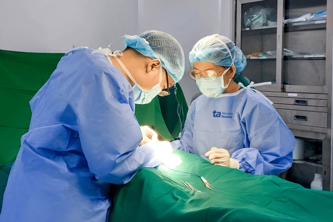 Êkíp bác sĩ phẫu thuật cắt bao quy đầu cho người bệnh. Ảnh minh họa: Hà Thanh