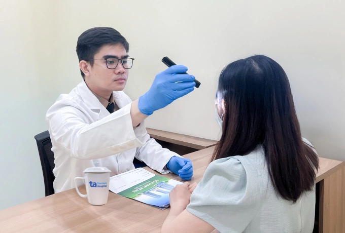 Bác sĩ Trí kiểm tra vùng mắt của chị Hà. Ảnh: Phòng khám Đa khoa Tâm Anh Quận 7