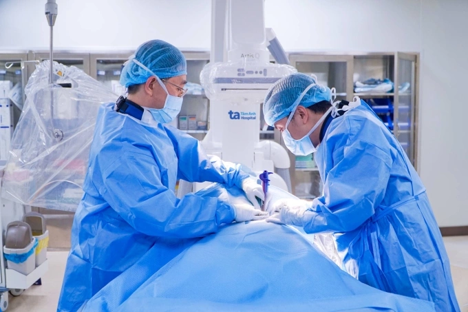 Bác sĩ đặt stent graft vào đoạn động mạch chủ bị phình cho bệnh nhân. Ảnh: Hạ Vũ