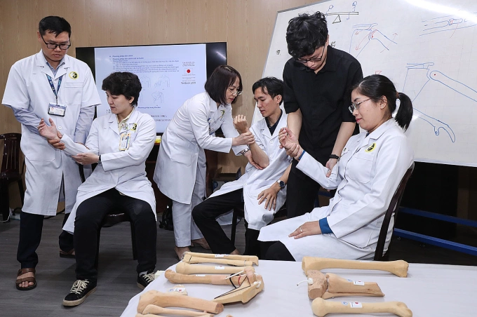 Bác sĩ Viện Y dược học dân tộc TP HCM thực hành Liệu pháp Judo, chiều 19/8. Ảnh: JICA