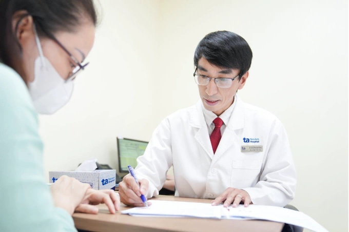 Bác sĩ Huỳnh Văn Trung tư vấn cho người bệnh. Ảnh: Bệnh viện Đa khoa Tâm Anh