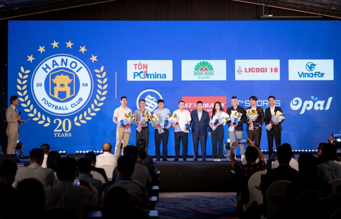Đại diện bệnh viện đa khoa Hồng Ngọc (ngoài cùng bên phải) trong lễ kỷ niệm 20 năm thành lập và lễ xuất quân của CLB Hà Nội mùa giải 2025-2026. Ảnh: Bệnh viện cung cấp