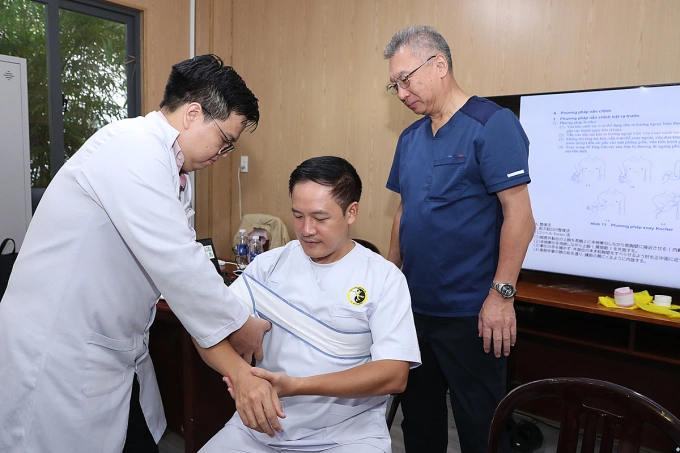 Bác sĩ Viện Y dược học dân tộc TP HCM được chuyên gia từ Nhật Bản hướng dẫn thực hành Liệu pháp Judo, chiều 19/8. Ảnh: JICA