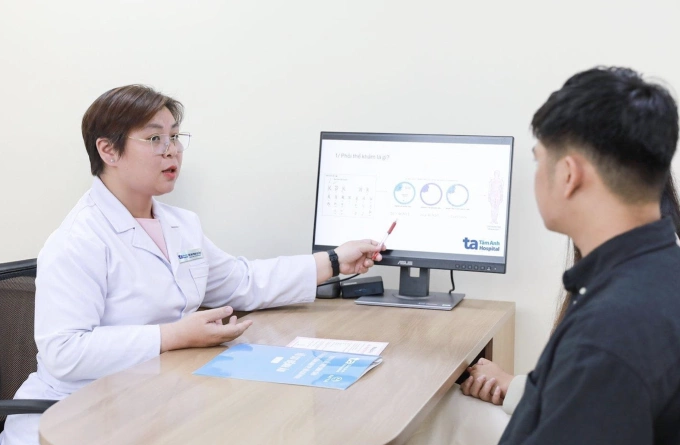 Thạc sĩ Mã Phạm Quế Mai tư vấn di truyền cho vợ chồng mang gene bệnh lý. Ảnh minh họa: Thanh Luận